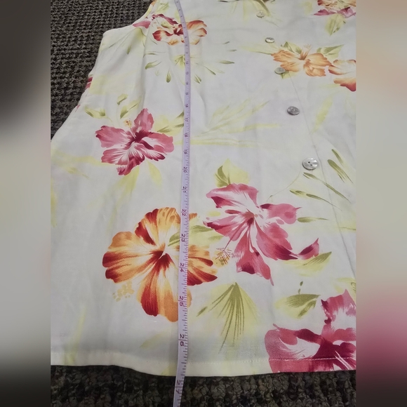 Floral Sleeveless Women's Top - Picture 7 of 9